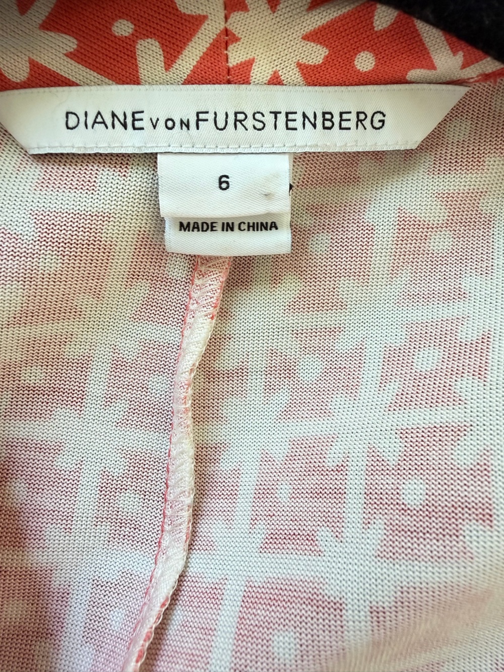 Diane Von Furstenberg Red and White Printed Wrap Dress 100% Silk - Picture 5 of 8